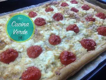 Schafskäse-Blätterteigpizza mit Tomaten Rezept von JOES CUCINA VERDE