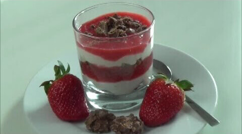 Knuspriges Erdbeer-Schoko-Dessert selber machen