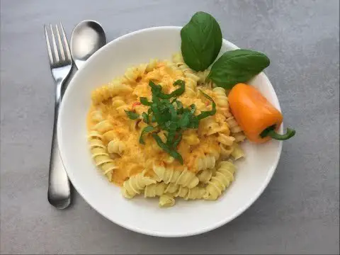 Pasta mit Paprika-Cheddar-Soße selber machen