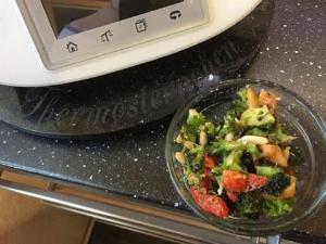 Brokkolisalat mit Pinienkernen - Thermomix® Rezept von Myfoodstory