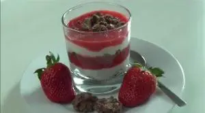 Knuspriges Erdbeer-Schoko-Dessert Rezept von Einfach yummy