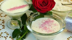 Rosen-Erdbeer Pudding Dessert - Güllü Muhallebi Rezept von Lila Kuchen