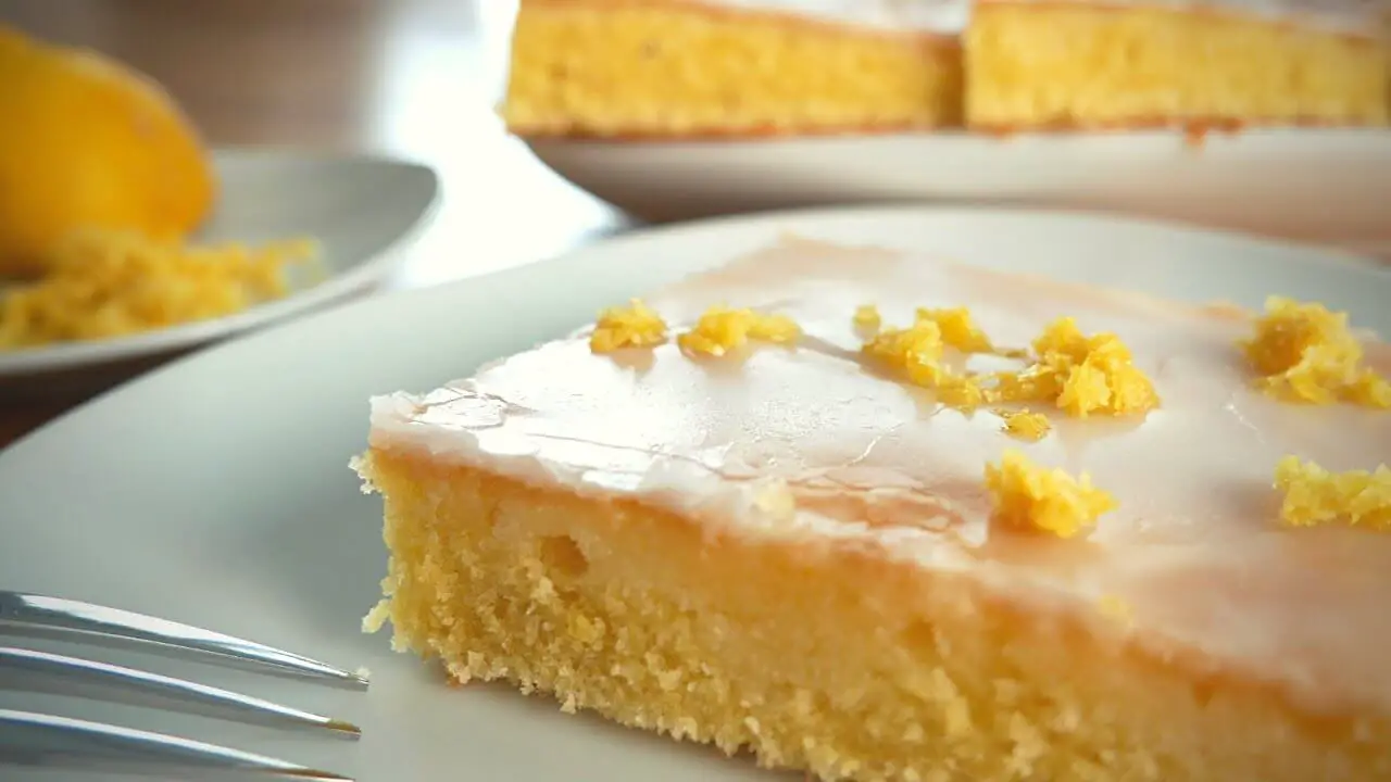 Einfacher Zitronen-Blechkuchen - Rezept | Fudii.online